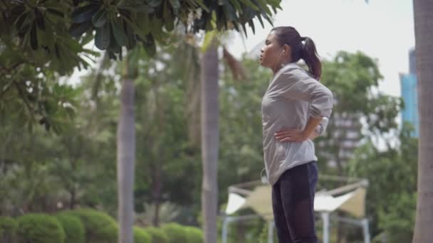 有吸引力的白人亚洲女孩热身运行 运动妇女伸展前跑步锻炼 — 图库视频影像