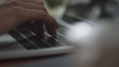 Slow Motion: Dizüstü bilgisayar klavyesinde sohbet eden ellerin kapatılması, İş kadını internet iletişiminde sosyal medyada gezinmeye çalışıyor.