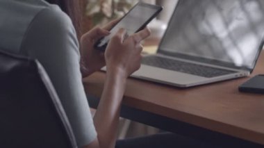 Yavaş Hareket: Cep telefonu yazarak ellerinizi kapatın ve akıllı telefonda sosyal medya akışında gezinmek, çevrimiçi alışveriş yapın, mesaj ve e-posta gönderin.