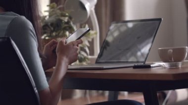 Yavaş Hareket: Cep telefonu yazarak ellerinizi kapatın ve akıllı telefonda sosyal medya akışında gezinmek, çevrimiçi alışveriş yapın, mesaj ve e-posta gönderin.