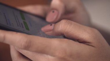 Cep telefonu yla mesaj laşırken ellerinizi kapatın ve akıllı telefonda sosyal medya akışında gezinmek, çevrimiçi alışveriş yapın, mesaj ve e-posta gönderin.