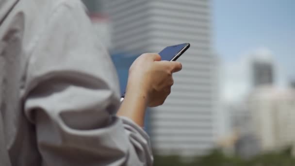 Nahaufnahme Hand Schöne Junge Asiatische Mädchen Fitness Läufer Mit Smartphone — Stockvideo