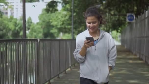 Retrato Hermosa Joven Asiática Corredor Fitness Mujer Caminando Utilizando Teléfono — Vídeos de Stock