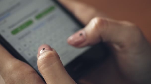 Close Handen Typen Mobiele Telefoon Scroll Door Social Media Feed — Stockvideo