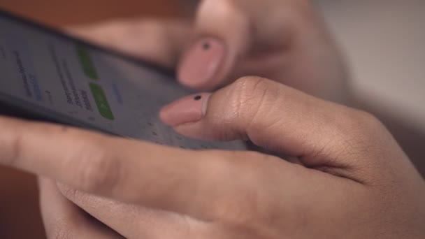 Fechar Mãos Digitando Mensagens Texto Telefone Celular Percorrer Feed Mídia — Vídeo de Stock