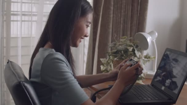 Hermosa Joven Asiática Sentada Mesa Revisando Foto Después Tomar Una — Vídeos de Stock