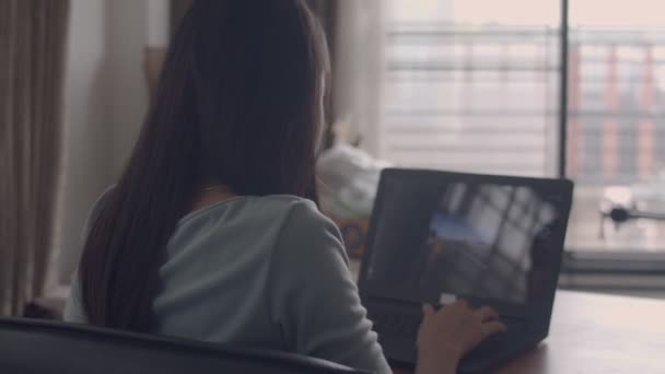 Tirado Ombro Uma Jovem Asiática Usando Laptop Trabalhando Casa Mulher — Vídeo de Stock