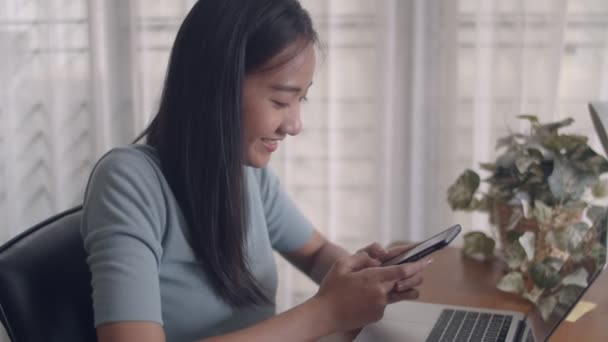 Lento Movimento Ritratto Attraente Donna Asiatica Mani Sorridenti Digitando Telefono — Video Stock