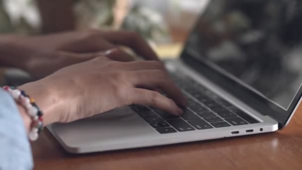 Медленное Движение Закрыть Руки Печатания Помощью Ноутбука Совместное Использование Компьютера — стоковое видео