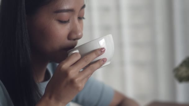 Hermoso Retrato Sonriente Mujer Asiática Bebiendo Café Trabajando Usando Ordenador — Vídeo de stock