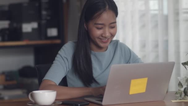 Χαμογελαστή Πορτραίτο Ασίας Γυναίκα Δημιουργικό Σχεδιασμό Χρησιμοποιώντας Ένα Φορητό Υπολογιστή — Αρχείο Βίντεο