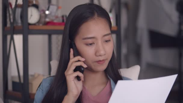 Close Retrato Atraente Bela Jovem Asiática Falando Telefone Ler Documentos — Vídeo de Stock