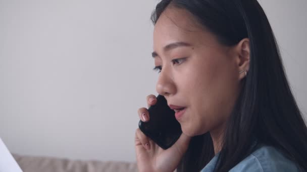 Close Retrato Atraente Bela Jovem Asiática Falando Telefone Ler Documentos — Vídeo de Stock