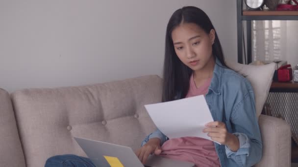 Attraktive Schöne Junge Asiatische Frau Telefoniert Und Hält Finanzielle Dokumente — Stockvideo