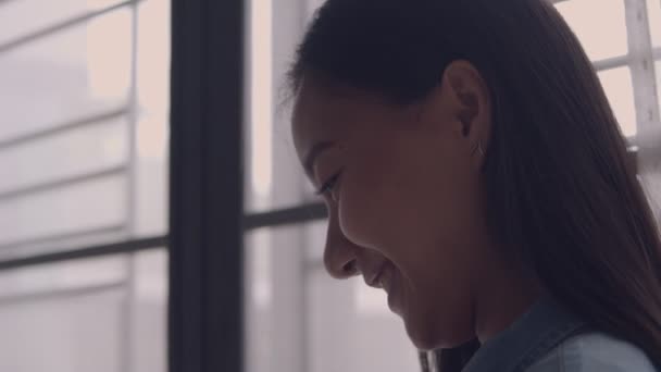 Porträt Junge Asiatische Geschäftsfrau Hält Handy Der Hand Und Blättert — Stockvideo