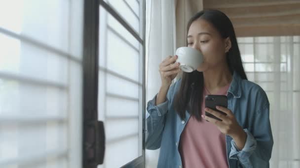 Retrato Atraente Sorrindo Jovem Mulher Asiática Beber Café Digitar Telefone — Vídeo de Stock