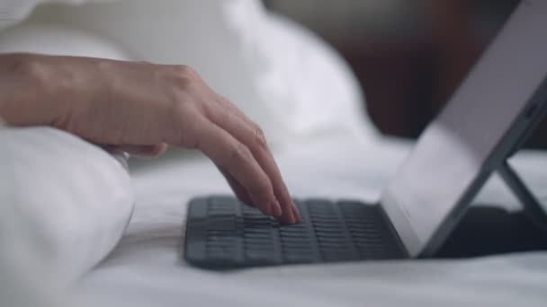 Fechar Mãos Mulher Digitando Teclado Usando Tablet Quarto Navegando Line — Vídeo de Stock