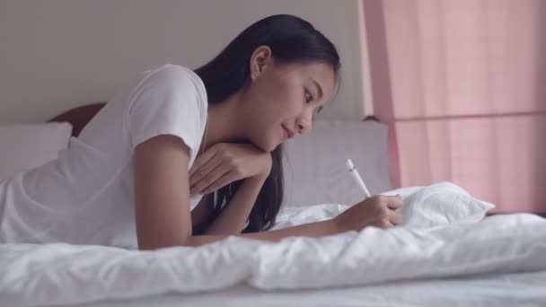 Mooie Jonge Aziatische Vrouw Met Behulp Van Digitale Tablet Tekening — Stockvideo