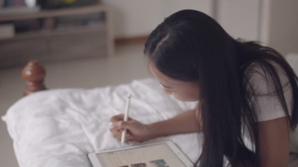 Lycklig Ung Asiatisk Kvinna Använder Digital Tablet Ritning Med Penna — Stockvideo
