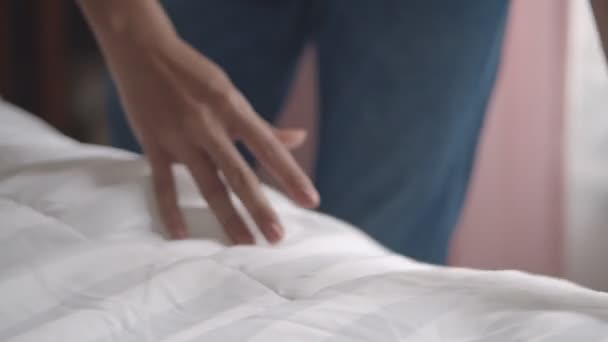 Close Handen Aziatische Vrouw Maakt Het Bed Verse Lakens Beddengoed — Stockvideo
