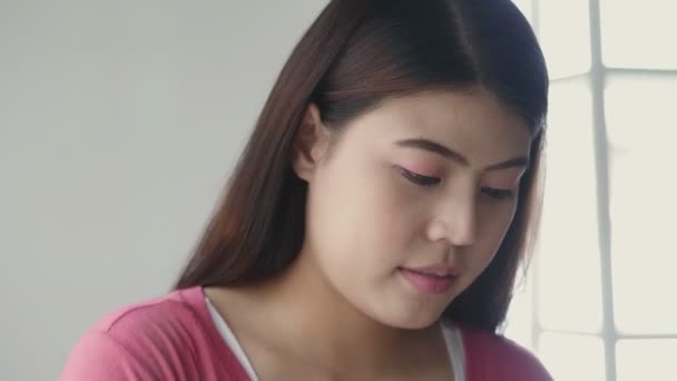 Привлекательная Молодая Азиатка Помощью Ноутбука Просматривает Интернет Покупки Интернете Использовать — стоковое видео