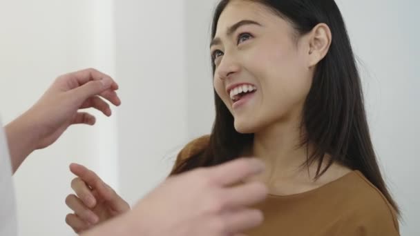 Yakın Portre Mutlu Genç Asyalı Çift Evde Müzik Dinlerken Oturma — Stok video