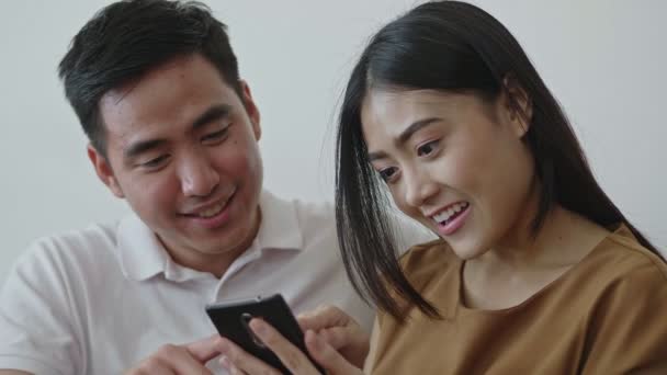 Slow Motion Acercamiento Joven Pareja Asiática Utilizando Teléfono Móvil Navegar — Vídeos de Stock