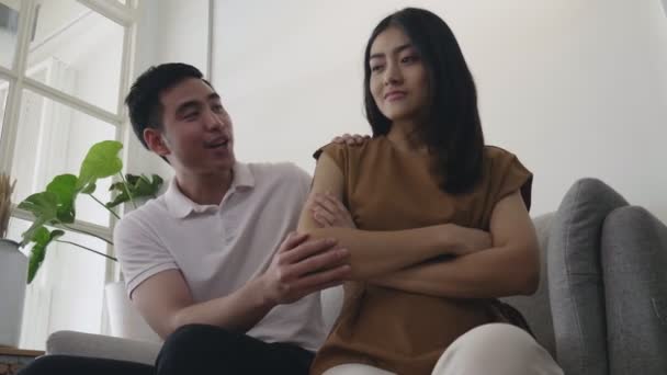 Junger Asiatischer Mann Versucht Sich Mit Freundin Versöhnen Während Hause — Stockvideo
