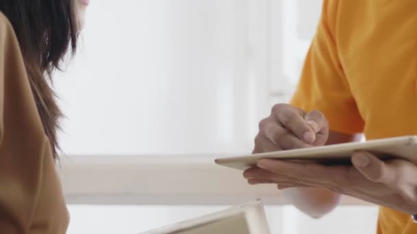 Jovem Entrega Ásia Homem Segurando Caixa Papelão Enquanto Ásia Jovem — Vídeo de Stock