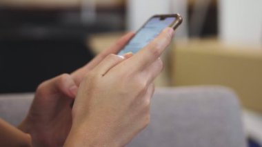 Slow Motion : Cep telefonu yazarak elleri kapatın ve akıllı telefonda sosyal medya beslemesi üzerinden kaydırılır, çevrimiçi alışveriş yapın, mesaj ve e-posta gönderin.