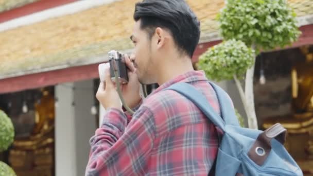 Atractivos Turistas Jóvenes Asiáticos Viajando Tomando Una Foto Templo Tailandia — Vídeos de Stock