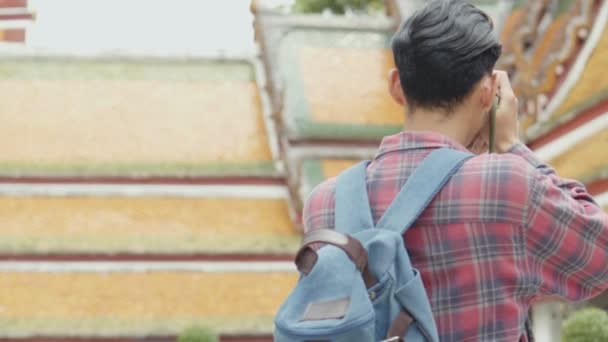 Aantrekkelijke Jonge Aziatische Man Toeristen Lopen Het Nemen Van Een — Stockvideo