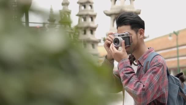 Retrato Belos Jovens Turistas Asiáticos Andando Viajando Usando Câmera Filme — Vídeo de Stock