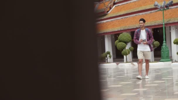 Attraktive Junge Asiatische Solotouristen Die Sich Tempel Umsehen Und Ein — Stockvideo