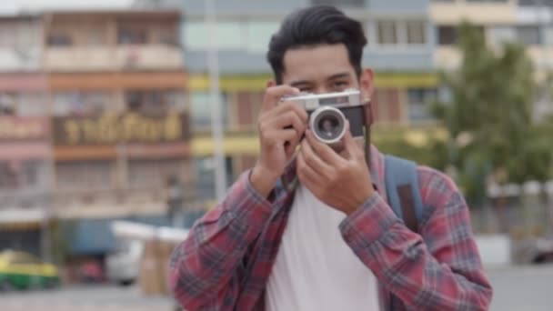 Dolly Zoom Smiling Portrait Handsome Young Asian Man Solo Tourists — Vídeos de Stock