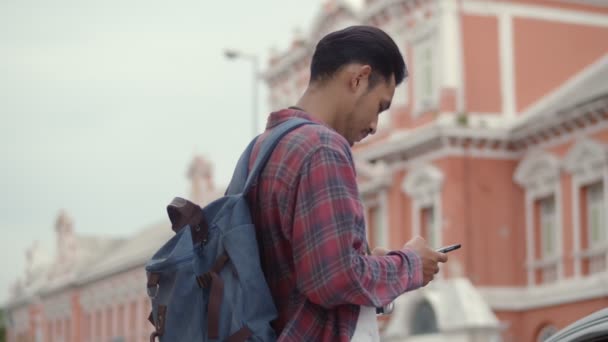 Portré Jóképű Turisták Ázsiai Férfi Használ Egy Okostelefon Ellenőrizze Térképet — Stock videók