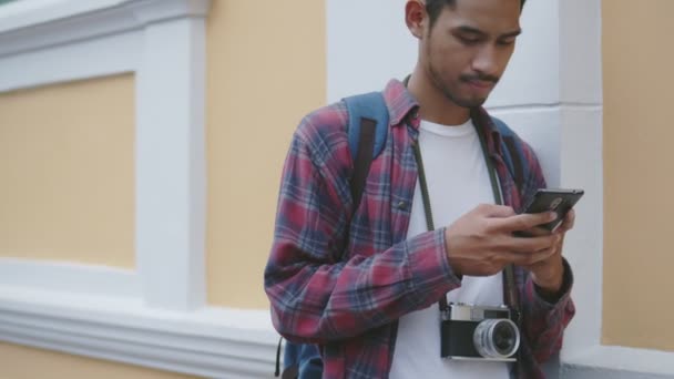 Tayland Caddenin Yanında Dururken Akıllı Telefon Haritası Kullanan Yakışıklı Bir — Stok video