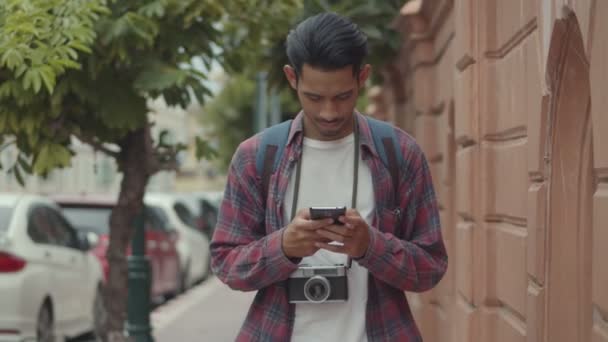 Sorria Turistas Bonitos Homem Asiático Usando Smartphone Verificar Mapa Enquanto — Vídeo de Stock