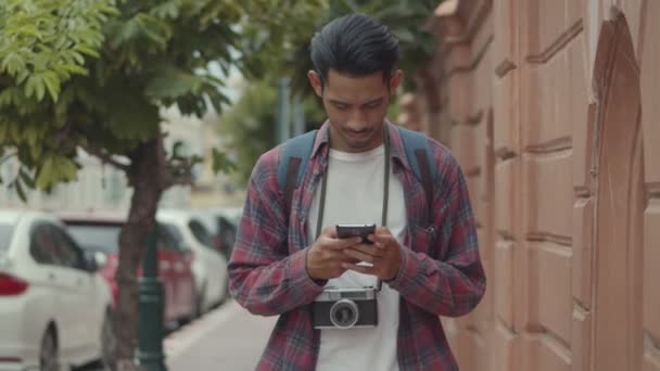 Smile Turistas Asiáticos Guapo Usando Teléfono Inteligente Que Revisa Mapa — Vídeo de stock