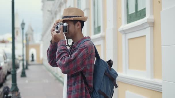 Attraktive Gutaussehende Touristen Asiatische Mann Mit Filmkamera Die Ein Foto — Stockvideo