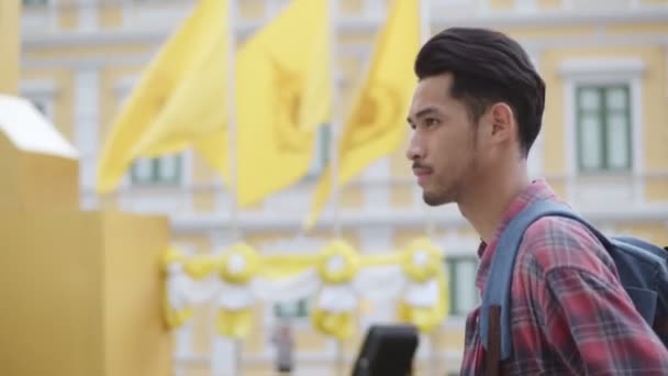 在泰国 一位英俊的亚洲游客在Wat Phra Kaew寺庙旁边的街上散步时的倒影 亚洲男子博主快乐地享受休闲生活旅行 — 图库视频影像