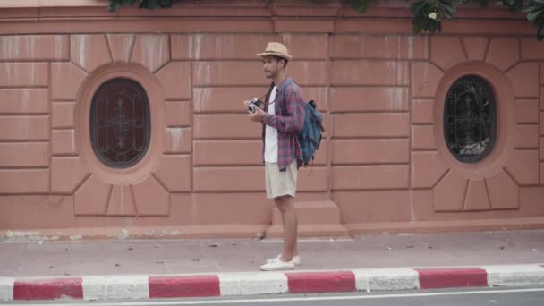 Attraktive Gutaussehende Asiatische Touristen Fotografieren Mit Der Kamera Während Sie — Stockvideo