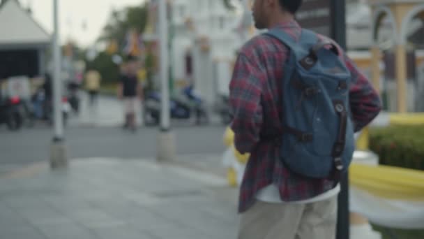 Ελκυστικός Όμορφος Ασιάτης Τουρίστας Που Περπατάει Στο Δρόμο Δίπλα Στο — Αρχείο Βίντεο