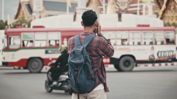 Atraente Bonito Turista Asiático Usa Uma Câmera Filme Tirando Uma — Vídeo de Stock