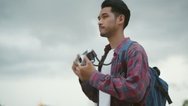 Vonzó Jóképű Turista Ázsiai Férfi Használ Egy Film Kamera Fényképez — Stock videók