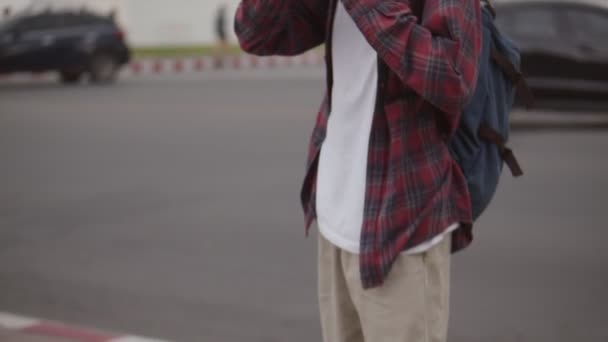 Aantrekkelijke Knappe Aziatische Man Gebruikt Een Filmcamera Die Een Foto — Stockvideo