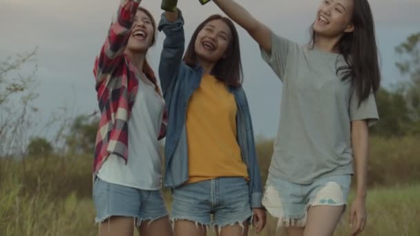 一群年轻的亚洲女子 快乐的朋友们一起在大自然露营 一边喝啤酒 一边碰杯 和朋友一起喝啤酒 边看日落 — 图库视频影像
