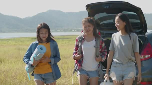 慢动作 一群年轻的亚洲少女和在大自然露营的朋友们一起参加夏天的旅行 帮助她们保持背包和冰块的凉爽 — 图库视频影像