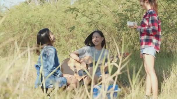 Slow Motion Grupa Młodej Azjatki Zadowolonej Przyjaciół Biwakujących Przyrodzie Bawiących — Wideo stockowe