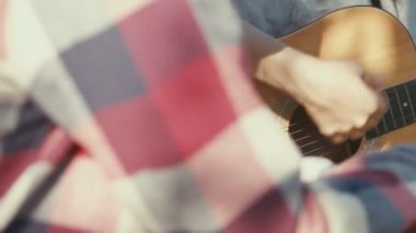 Kapatın ellerinizi Asyalı kadın gitar çalıyor arkadaşlarıyla kamp yapıyor eğleniyor ve bira içiyor..